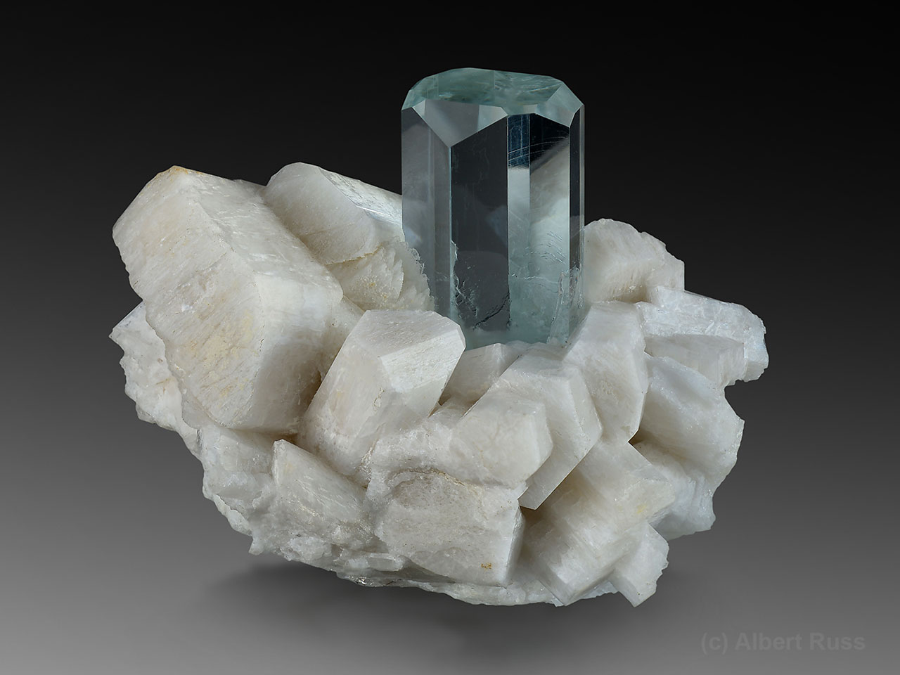 Perfektní krystal drahokamového akvamarínu na K-živci z údolí Shigar, Pakistán.