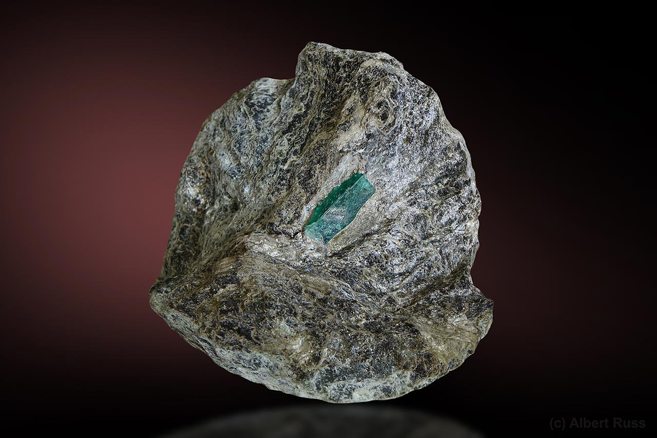 Kvalitní ukázka smaragdu ve svoru z Alpské lokality Habachtal v Rakousku