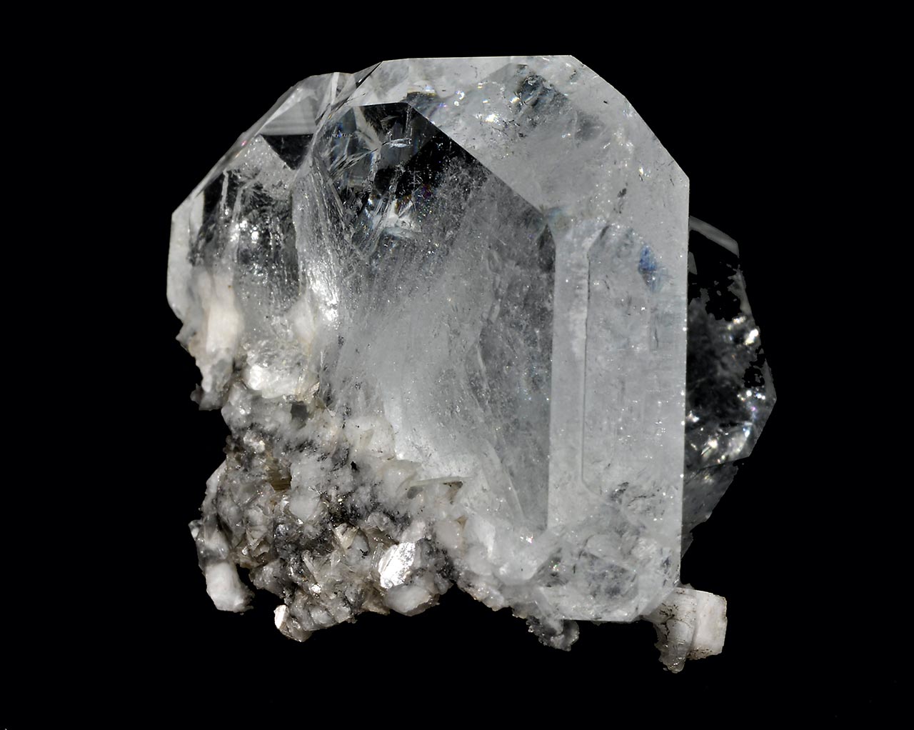 Ploché krystaly čirého berylu - goshenitu z lokality Pingwu beryl mine, Čína