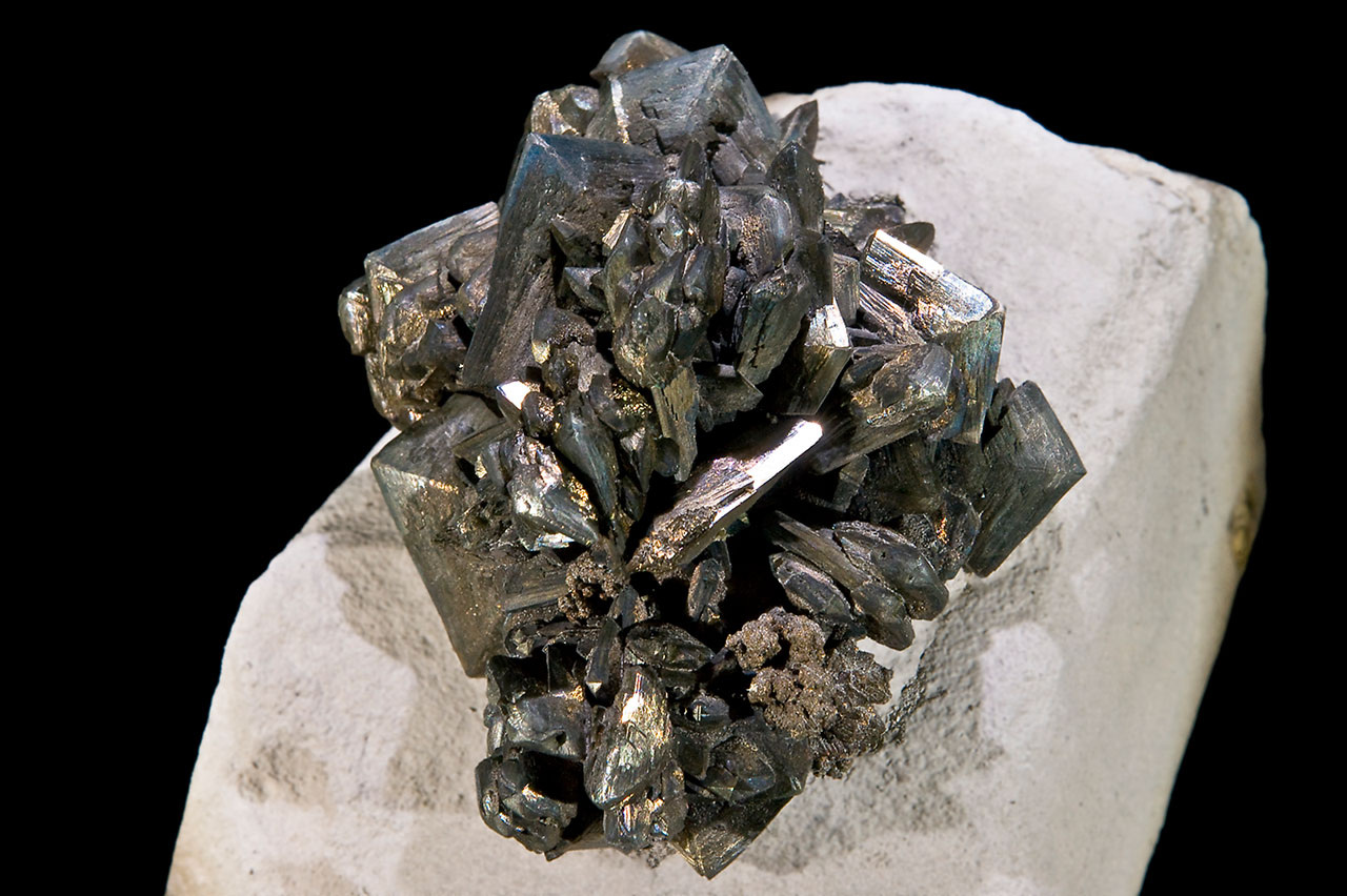 Typické krystaly markazitu v křídových sedimentech z Cap Blanc-Nez, Pas-de-Calais, Francie