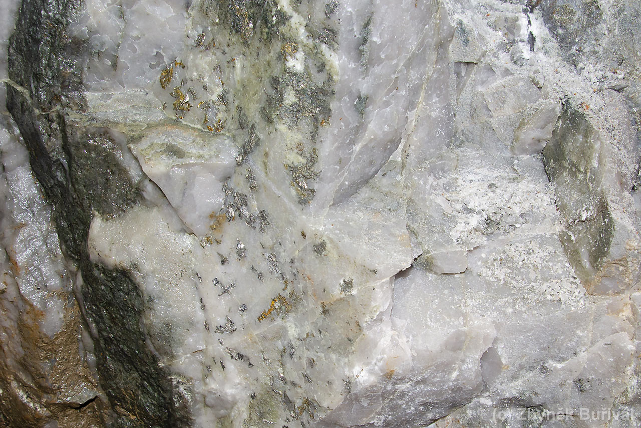 zlatonosná křemenná žilovina s makroskopickým arzenopyritem z ložiska Mokrsko